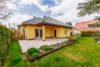 Blumenbeet vor der Terrasse - Winkelbungalow mit ausgebautem Dachstuhl, Doppelgarage, Einbauküche, Kamin u.v.m. in Fredersdorf